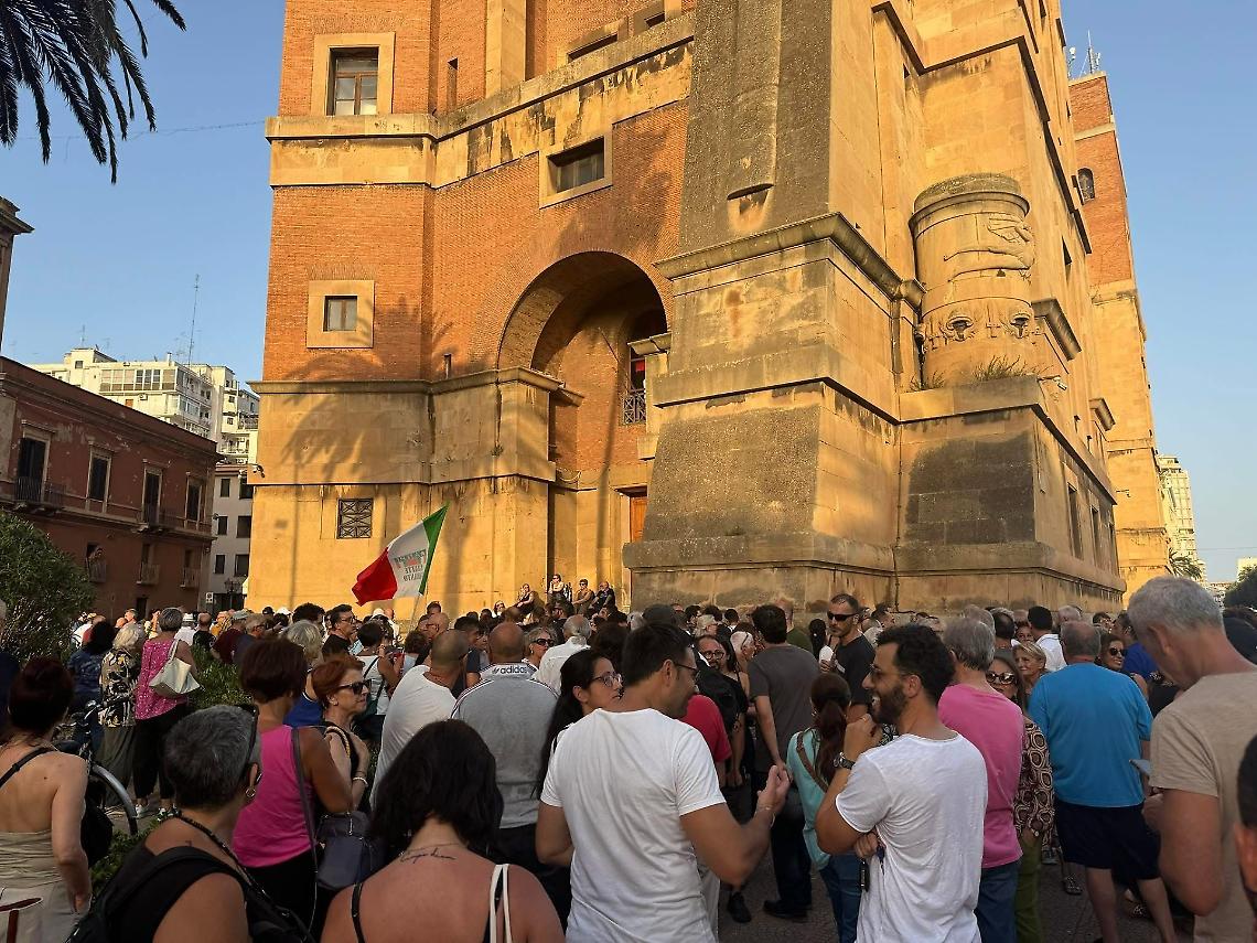 Il sit in sotto la Prefettura per l'ex Ilva