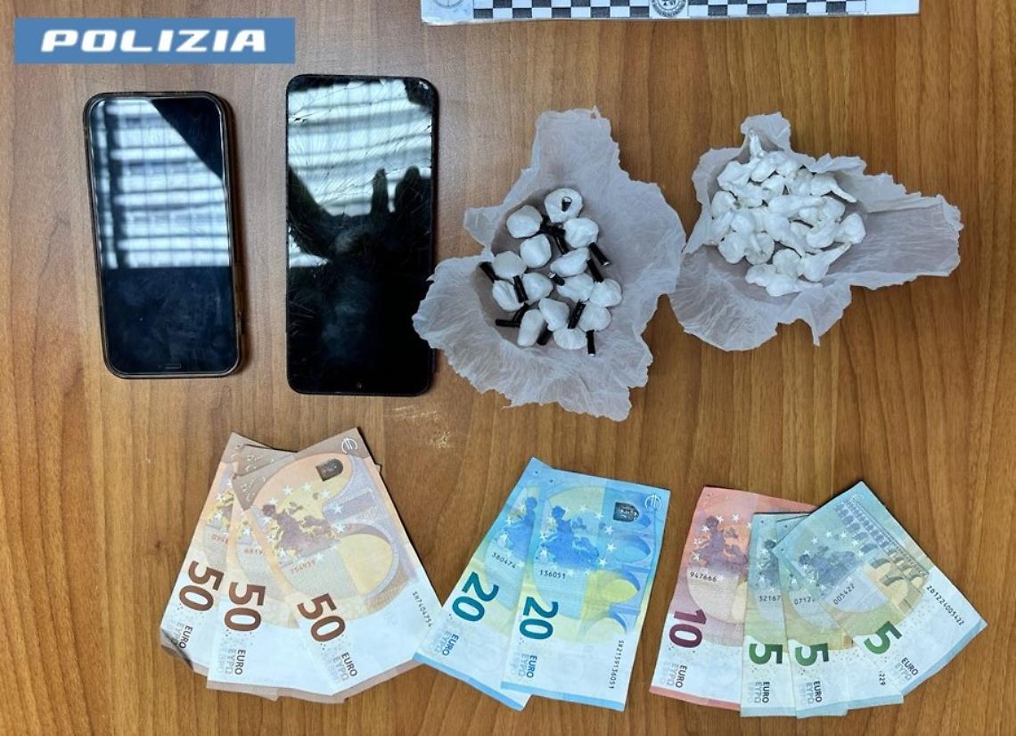 La droga e i soldi sequestrati
