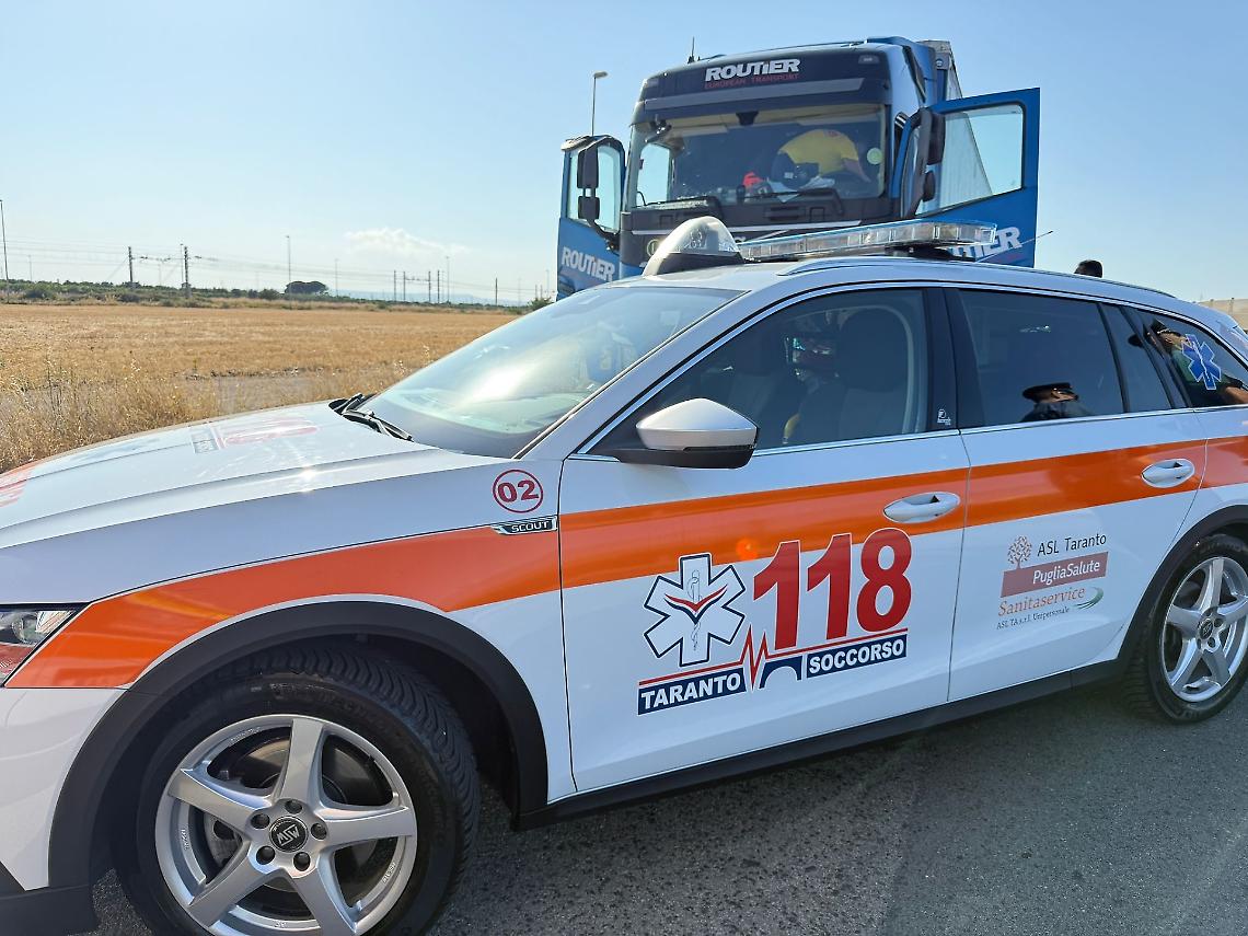 Il mezzo di soccorso del 118 davanti al tir sulla Massafra-Taranto - foto di Francesco Manfuso