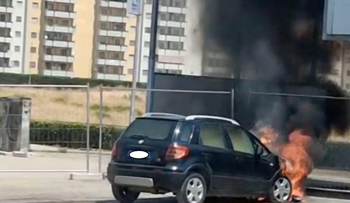 Auto in fiamme in via Ancona - foto di Francesco Manfuso