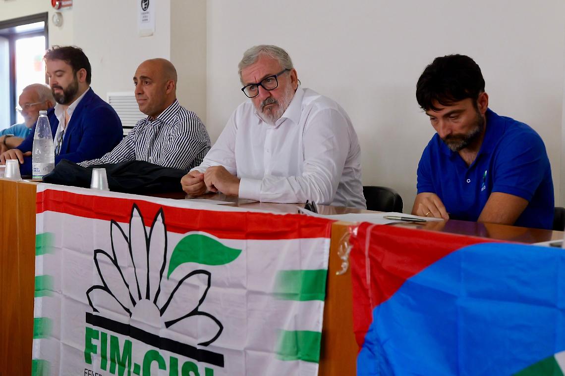 Michele Emiliano al Consiglio di fabbrica Ex Ilva