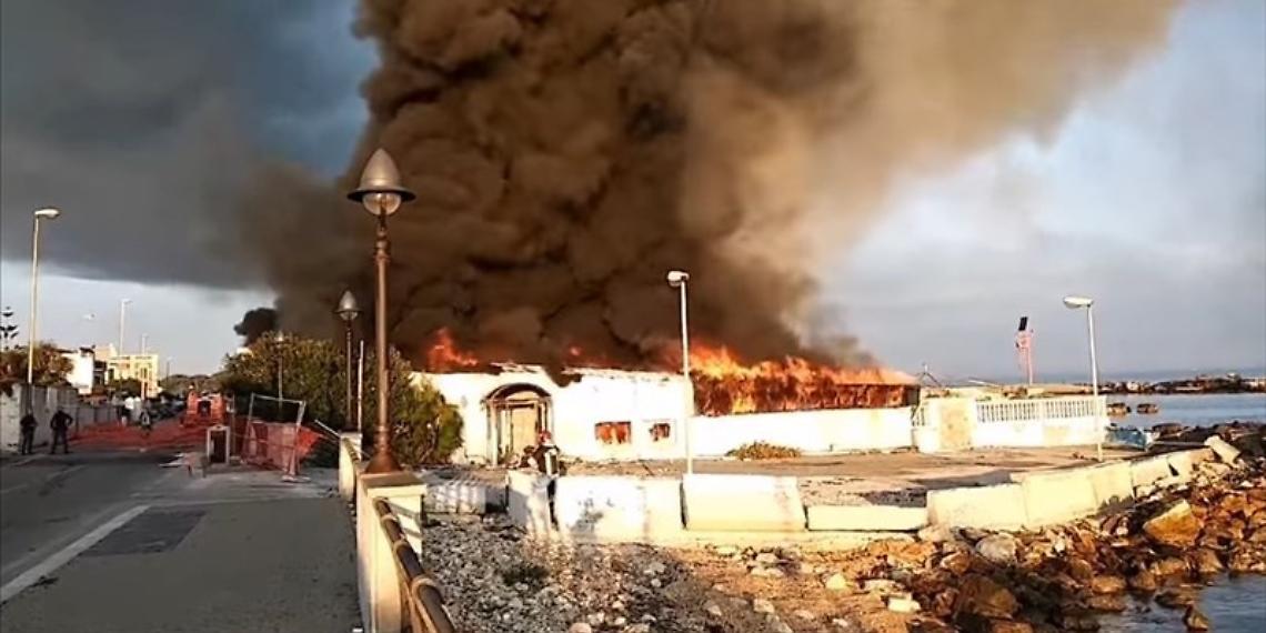 Il rogo che nel 2020 devastò il rudere dell'ex ristorante l'Ancora a Bari