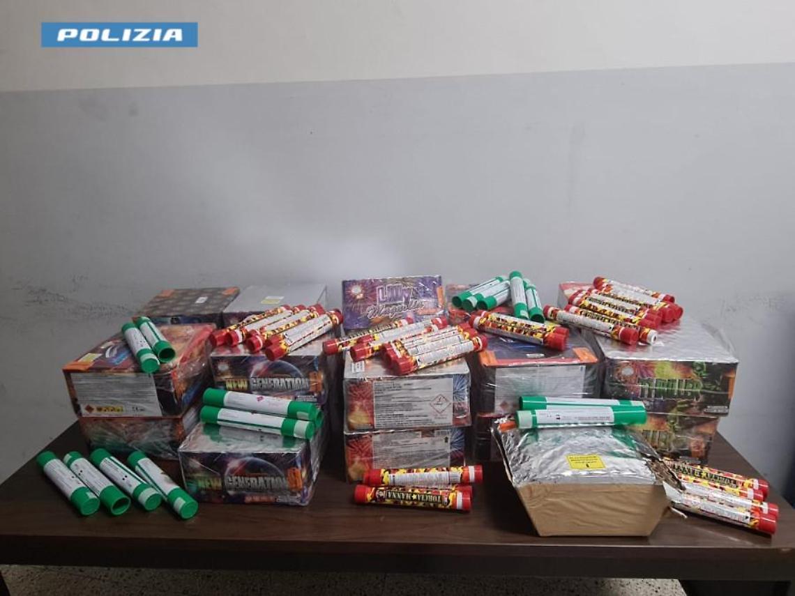 Il materiale pirico sequestrato dalla Polizia di Stato di Lecce