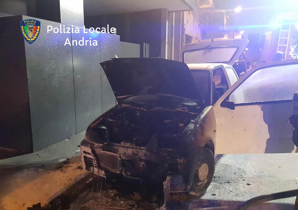 Auto in fiamme ad Andria