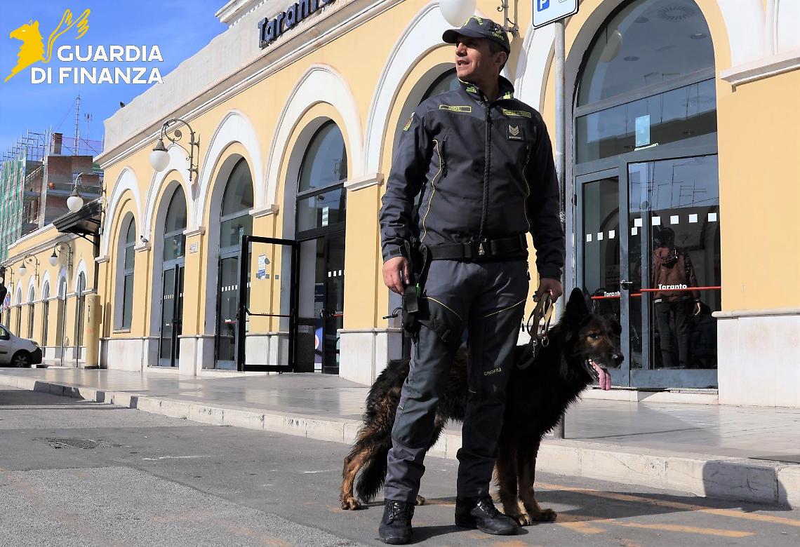 L'unità cinofila della Guardia di Finanza a Taranto