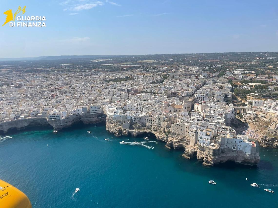 Una veduta aerea di Polignano a Mare