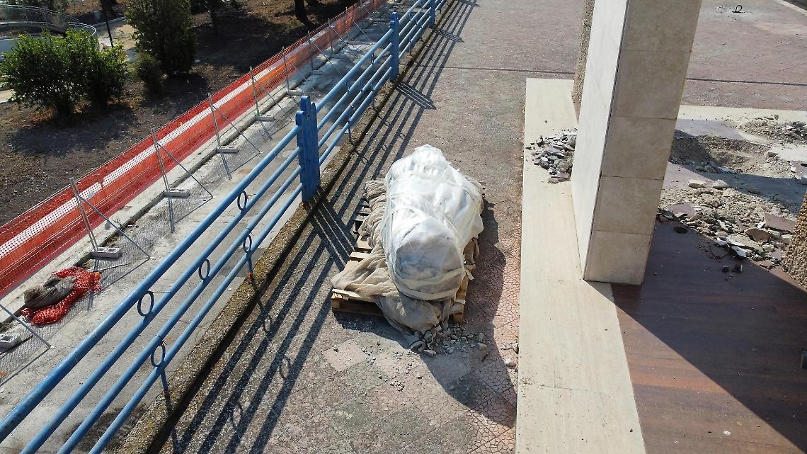 Danneggiata la statua di Rodolfo Valentino a Castellaneta