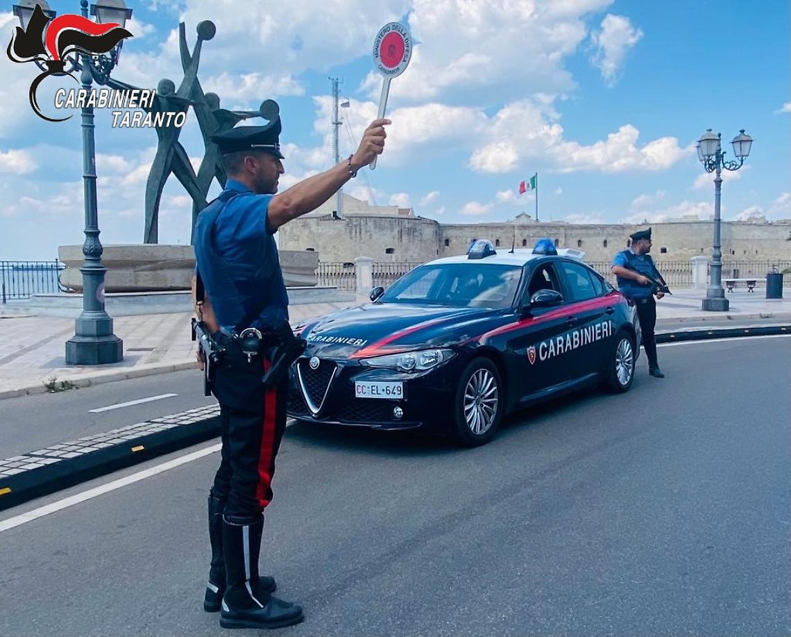 Un posto di blocco dei carabinieri a Taranto