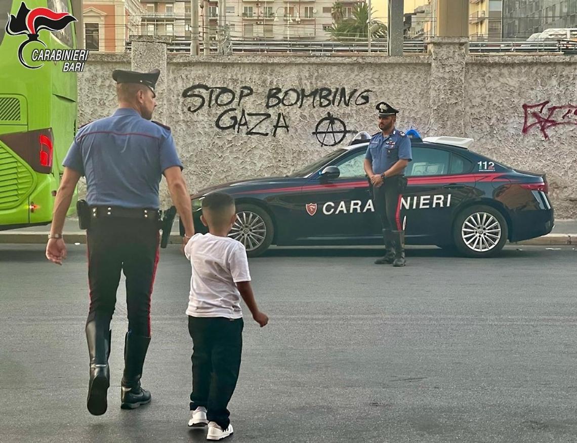 I carabinieri con uno dei due figli della donna in partenza per la Germania