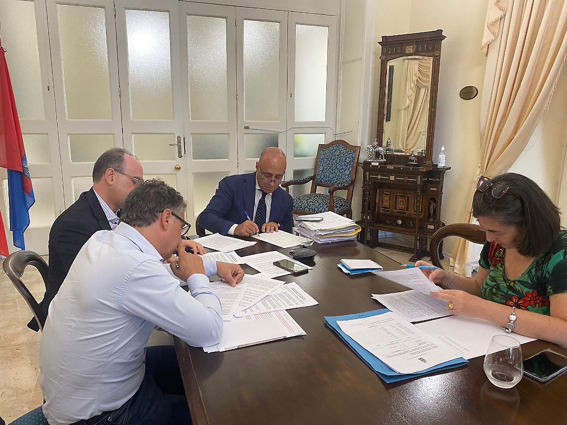 Il Sindaco Piero Bitetti sottoscrive l'accordo con il Ministero sulla decarbonizzazione dell'ex Ilva