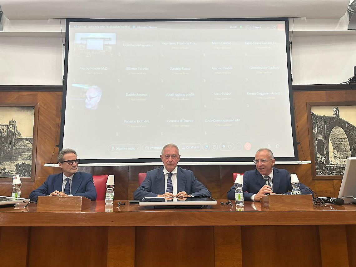 Il Ministro Adofo Urso durante il vertice ex Ilva