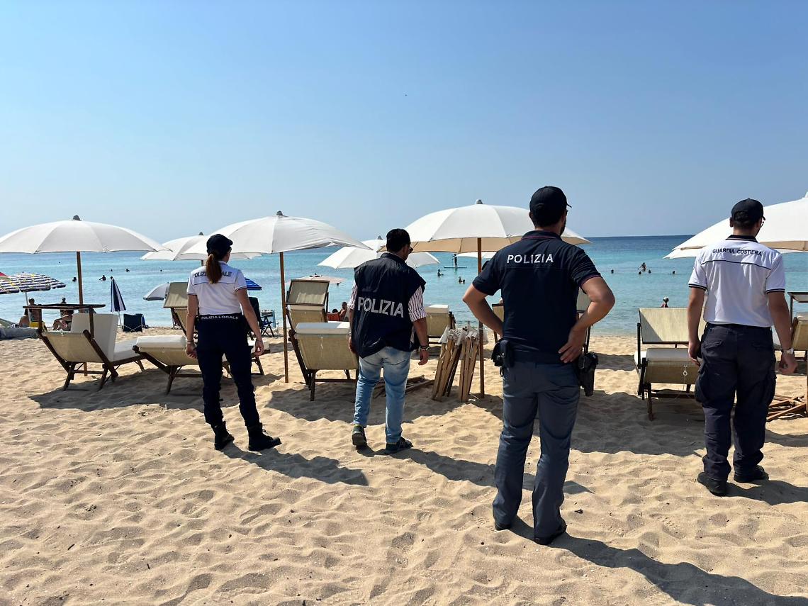 I controlli in spiaggia di Polizia di Stato e Guardia Costiera a Manduria