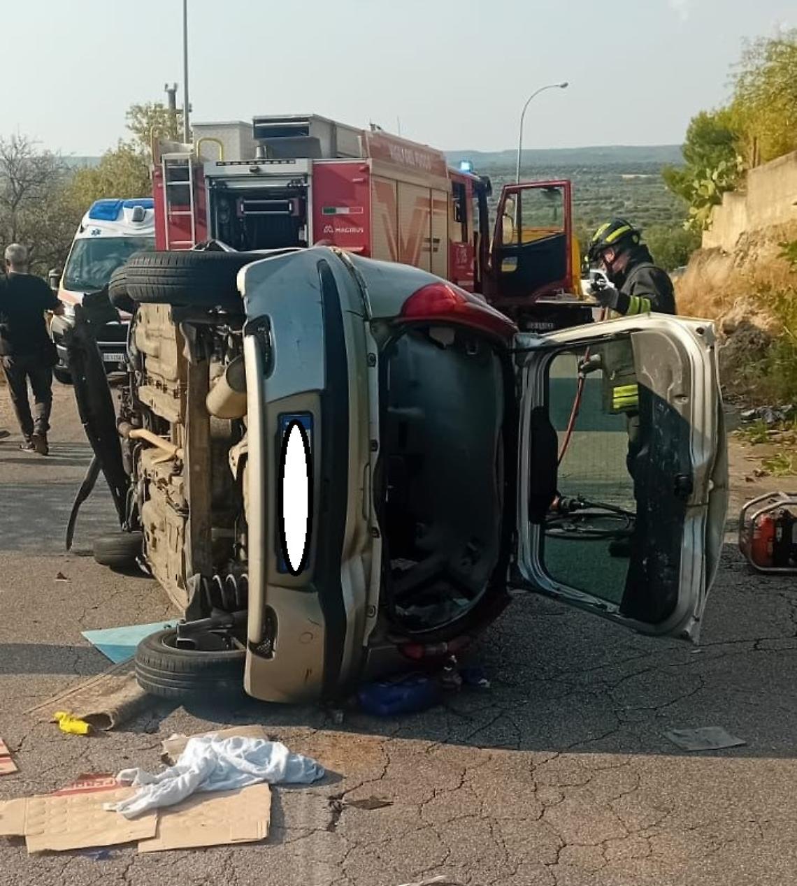 L'auto che si è posata su un fianco - foto di Francesco Manfuso