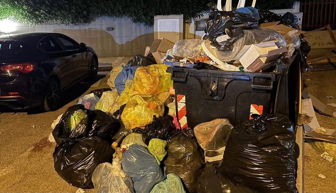 La montagna di spazzatura all'esterno del locale a Taranto