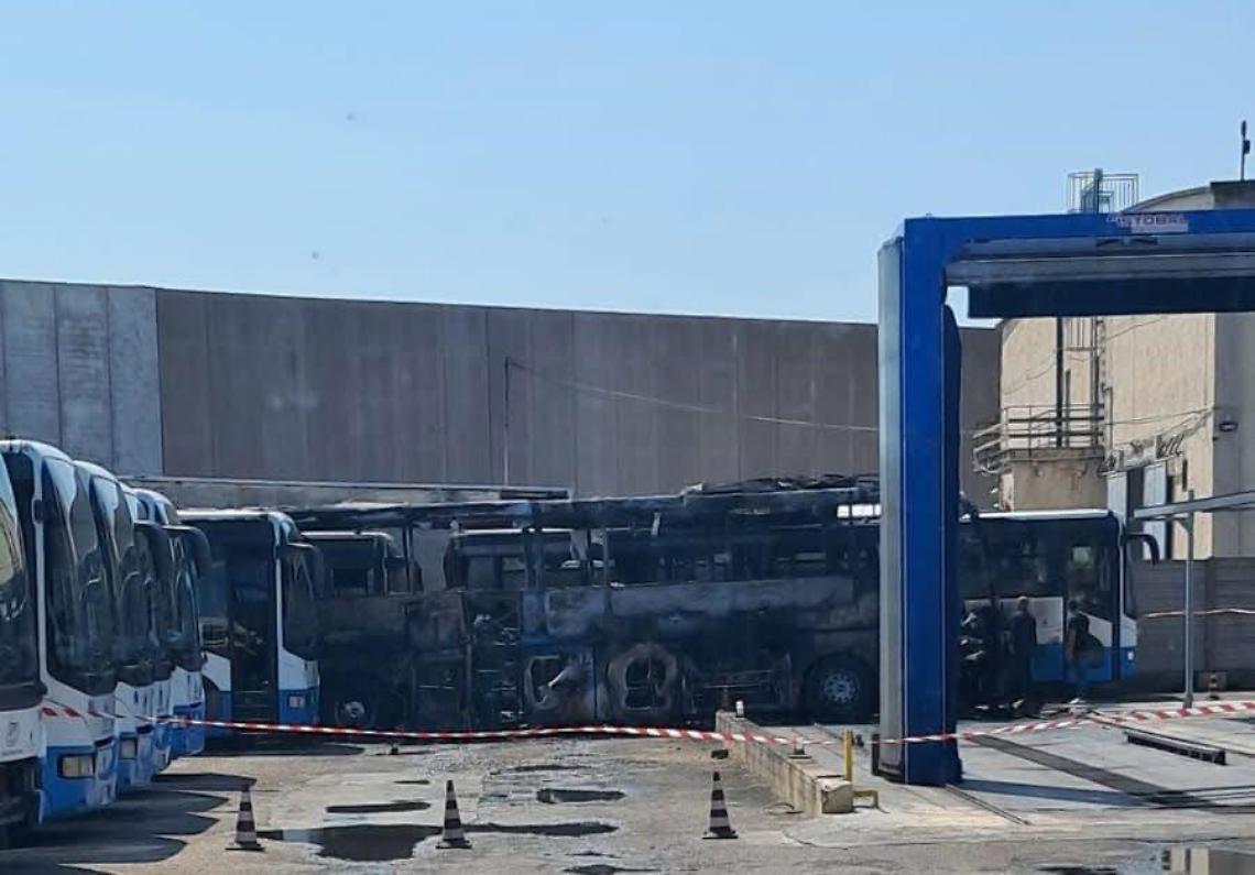 I mezzi della Stp di Trani-Bari distrutti dalle fiamme