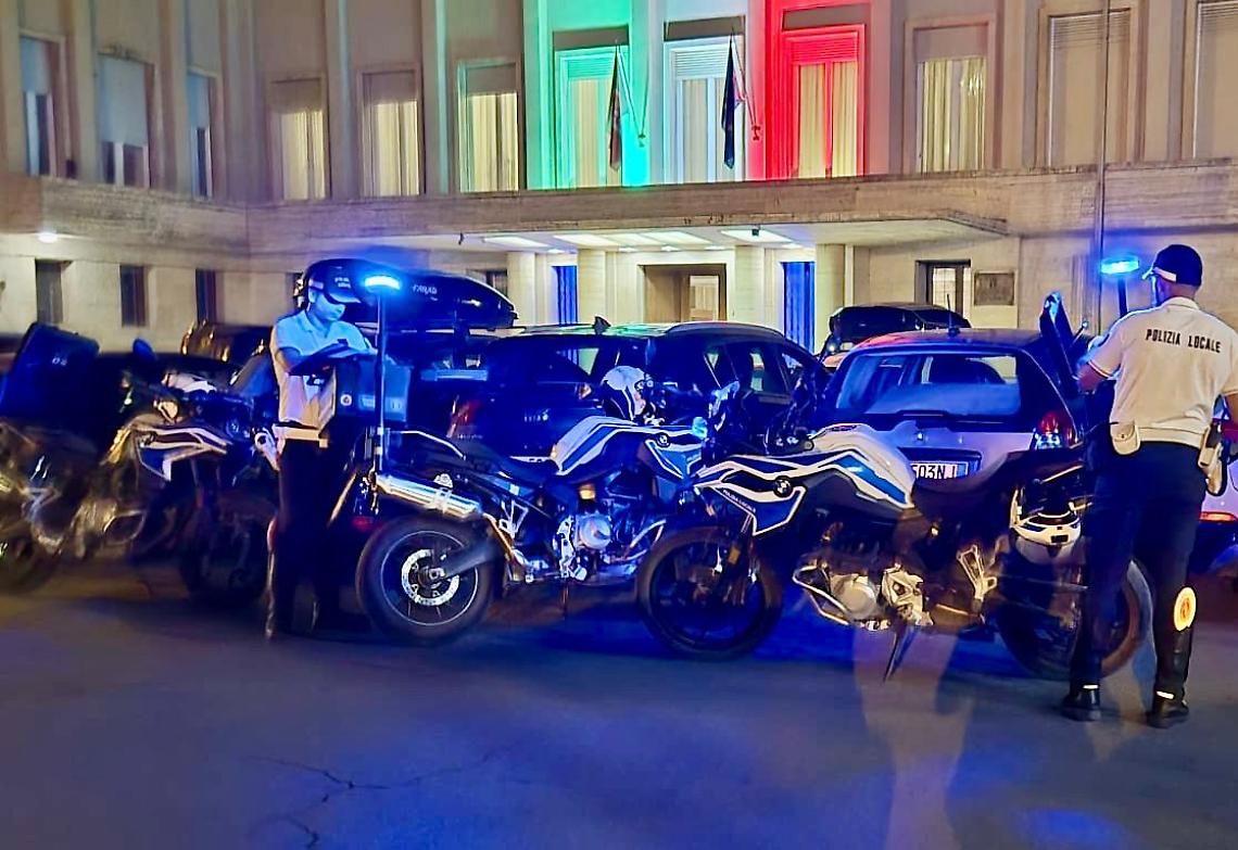 I controlli serali della Polizia Locale in via Roma a Taranto - foto di Francesco Manfuso