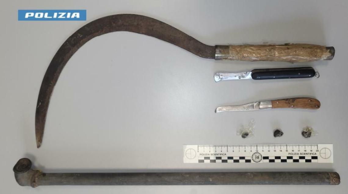 Gli attrezzi sequestrati dalla Polizia di Stato a Gallipoli