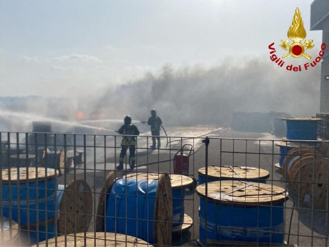 Incendio nell’area industriale di Torre Pinta a Galatina