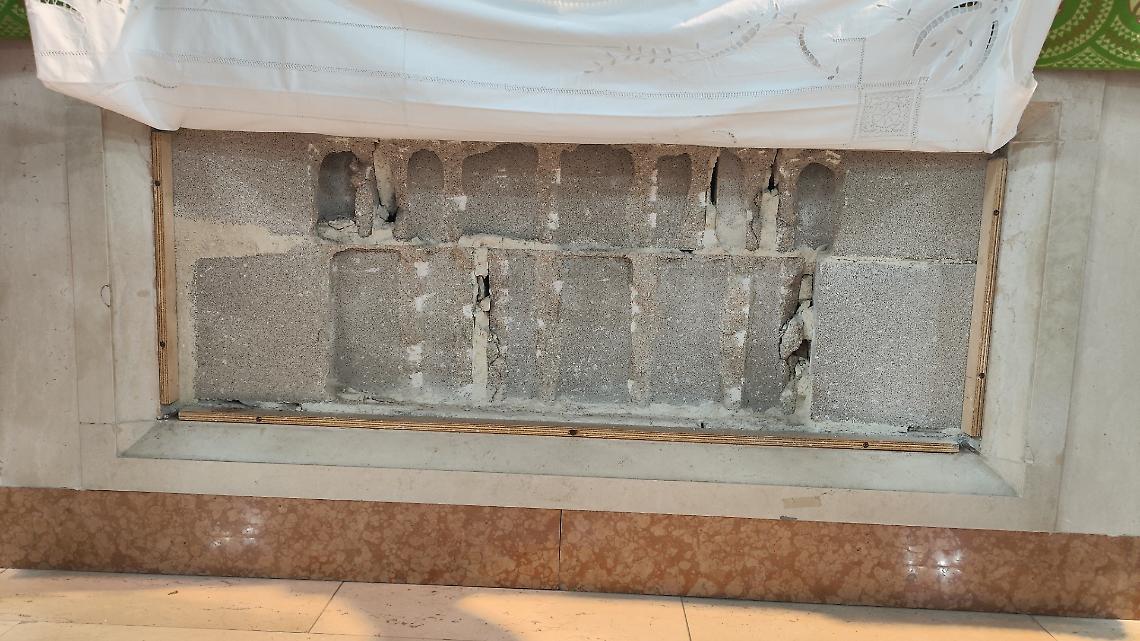 I tufi scoperti dell'altare della chiesa del Sacro Cuore a Trani dopo il furto sacrilego