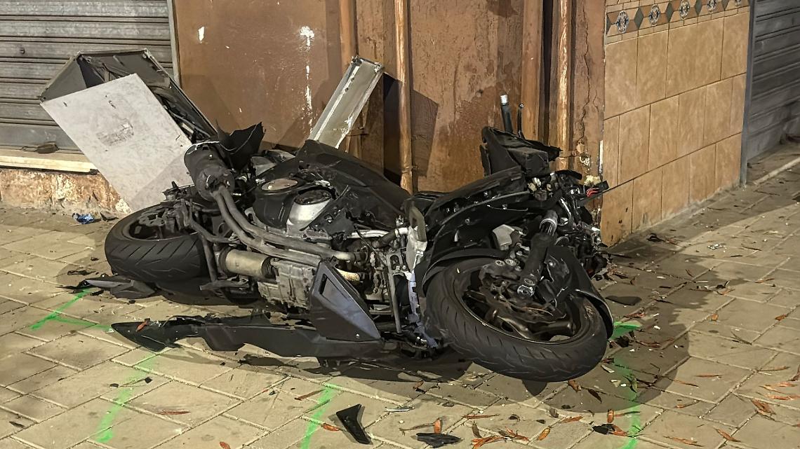 L'incidente nella notte in via Orsini a Taranto - foto Francesco Manfuso