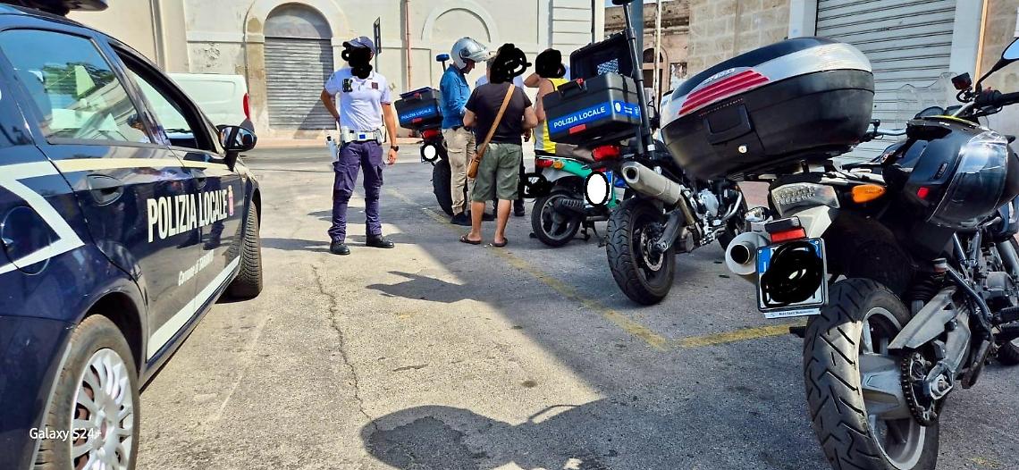 La Polizia Locale di Taranto in azione ai Tamburi - foto di Francesco Manfuso