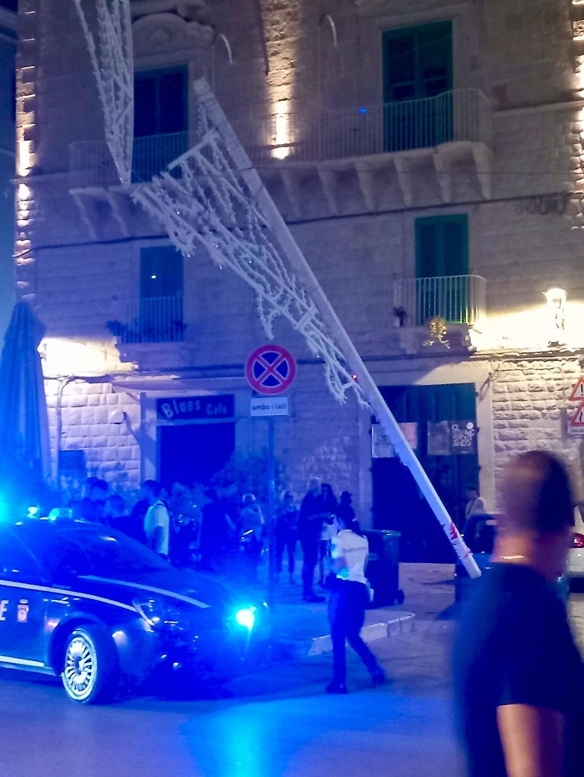 Palo delle luminarie abbattuto da un’auto a Molfetta - foto di Dario Laforgia