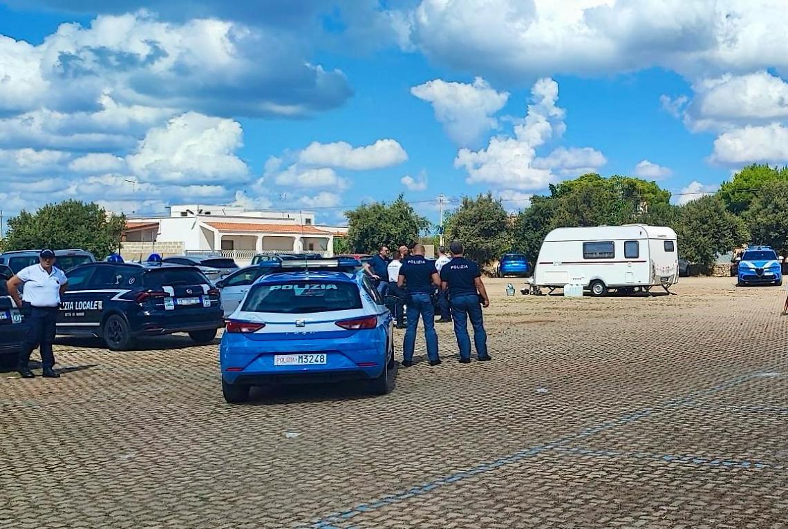 La Polizia di Stato e la Polizia Locale sgomberano un campo roulotte abusivo a Nardò