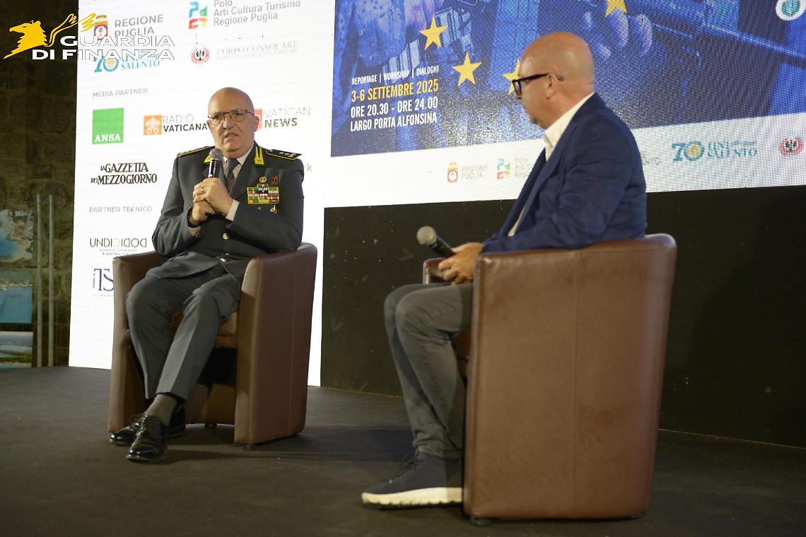 A sinistra il Comandante Regionale Puglia della Guardia di Finanza, Gen. D. Guido Mario Geremia