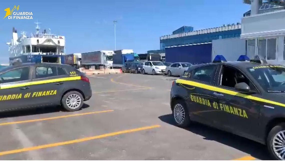 L'operazione della Guardia di Finanza nel porto di Bari