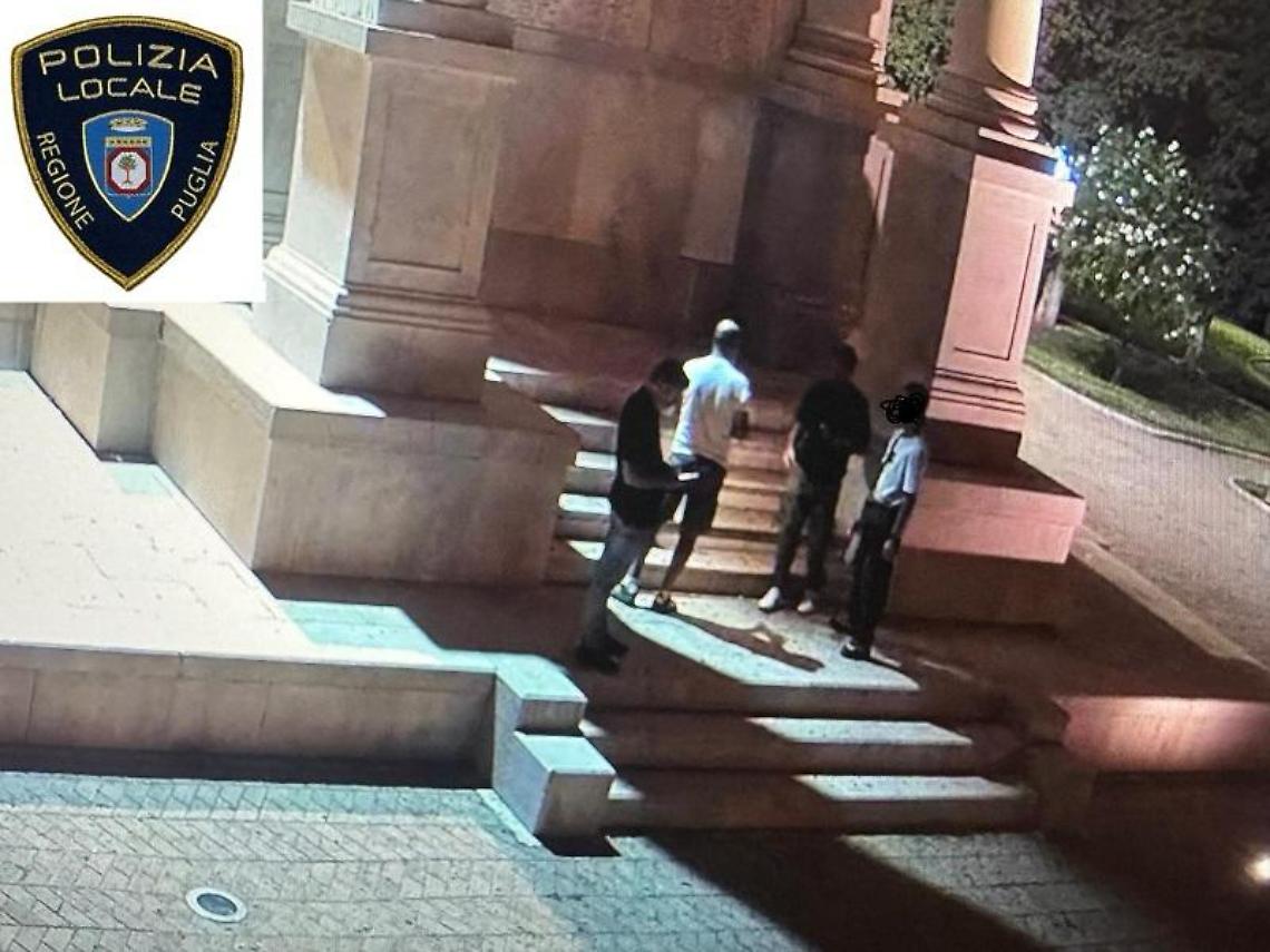 La Polizia Locale di Andria blocca un bivacco al Monumento ai Caduti