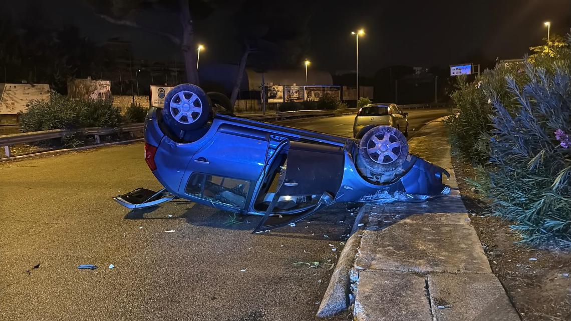 Ponte Punta Penna, auto si ribalta nella notte - foto di Francesco Manfuso