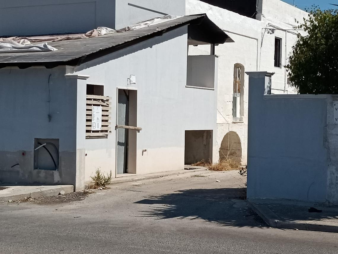 Il casolare dove è stato rinvenuto il corpo dell'uomo a Lama