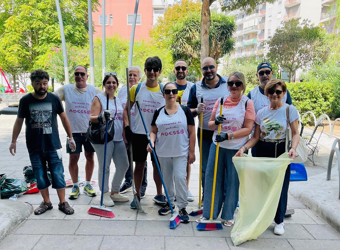 I volontari che hanno aderito all'iniziativa "Puliamo Taranto"