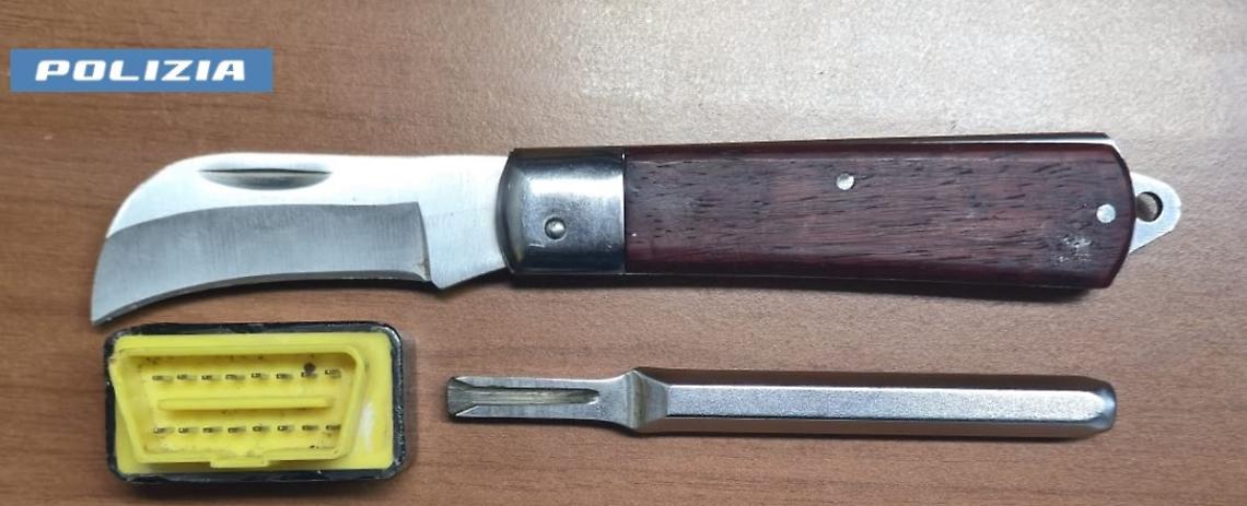 Il coltello sequestrato dalla Polizia di Stato