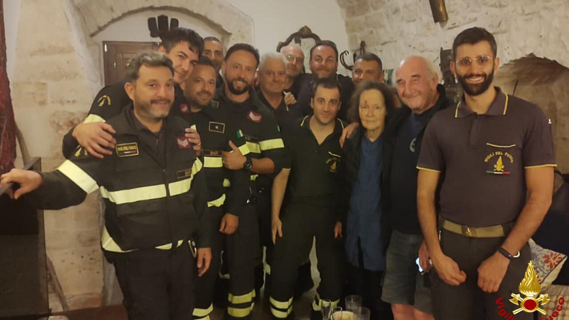 I soccorritori accanto ai turisti ritrovati - foto dei Vigili del Fuoco