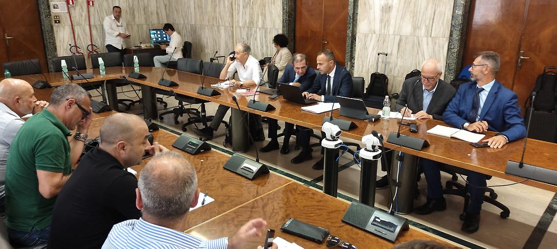 Ex Ilva, scontro sulla cassa integrazione. Incontro con i sindacati a Roma