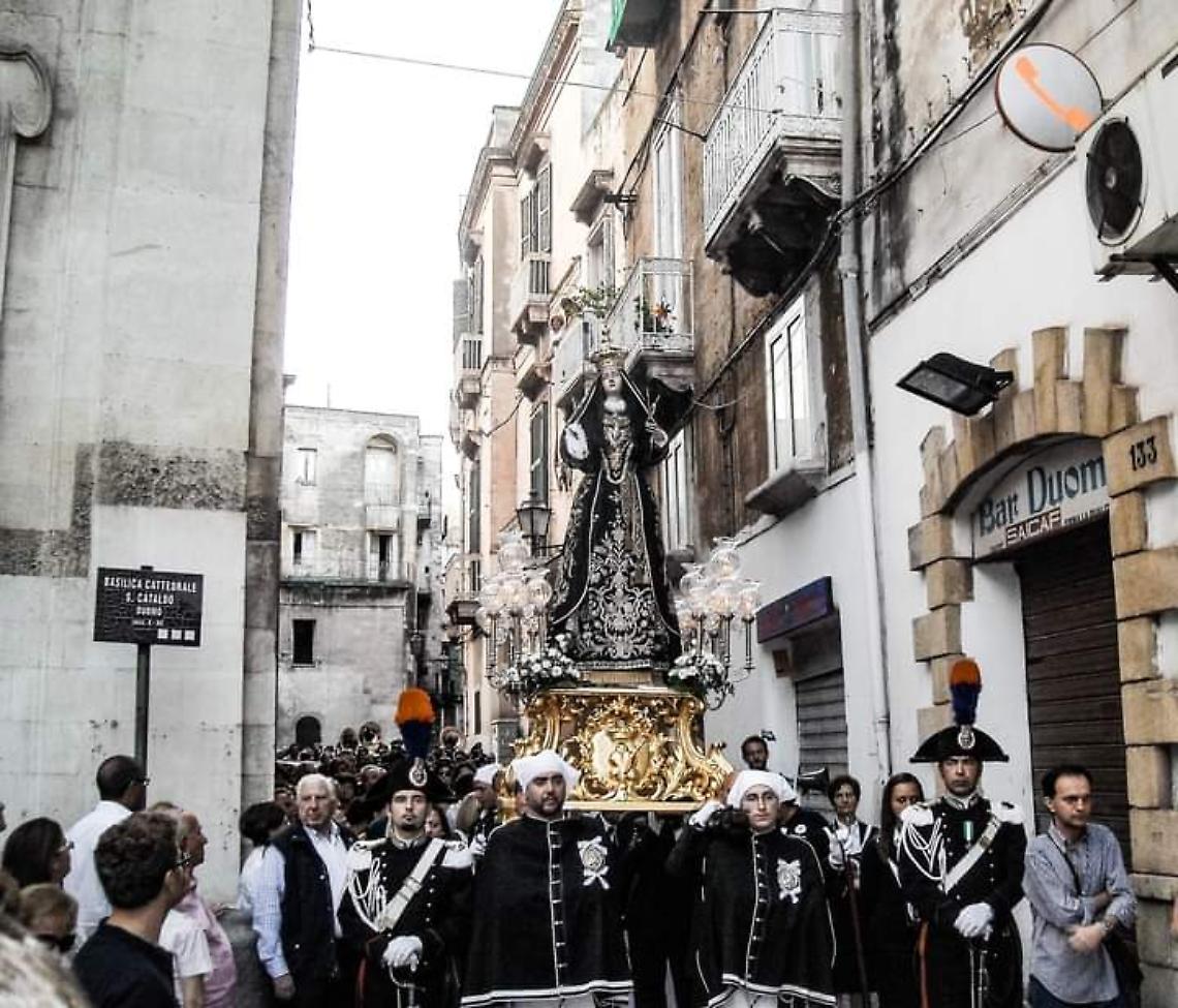 Domenica sera l'Addolorata per le vie di Taranto Vecchia