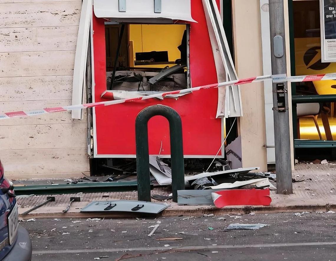 Il bancomat preso d'assalto ad Acquaviva - foto da Acquavivaoggi.it