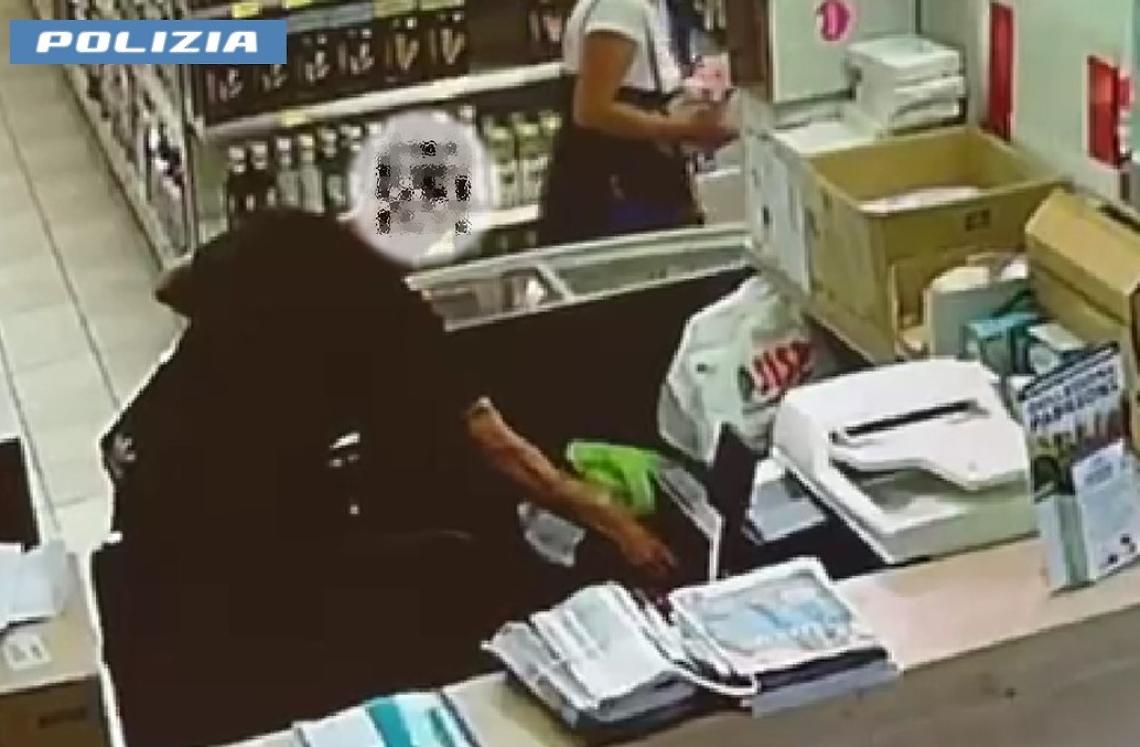 Un fotogramma del furto nel supermercato