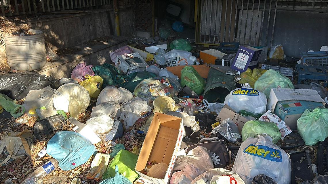 Discarica abusiva in via Galeso - foto di Francesco Manfuso