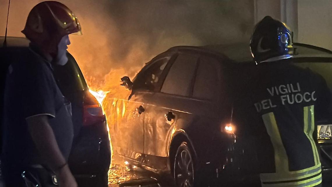 Auto in fiamme nella notte - foto di Francesco Manfuso