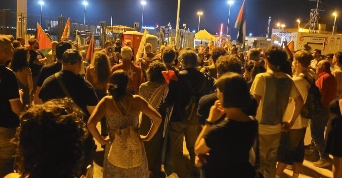 La protesta davanti l'ingresso del Porto di Taranto - foto Usb Taranto