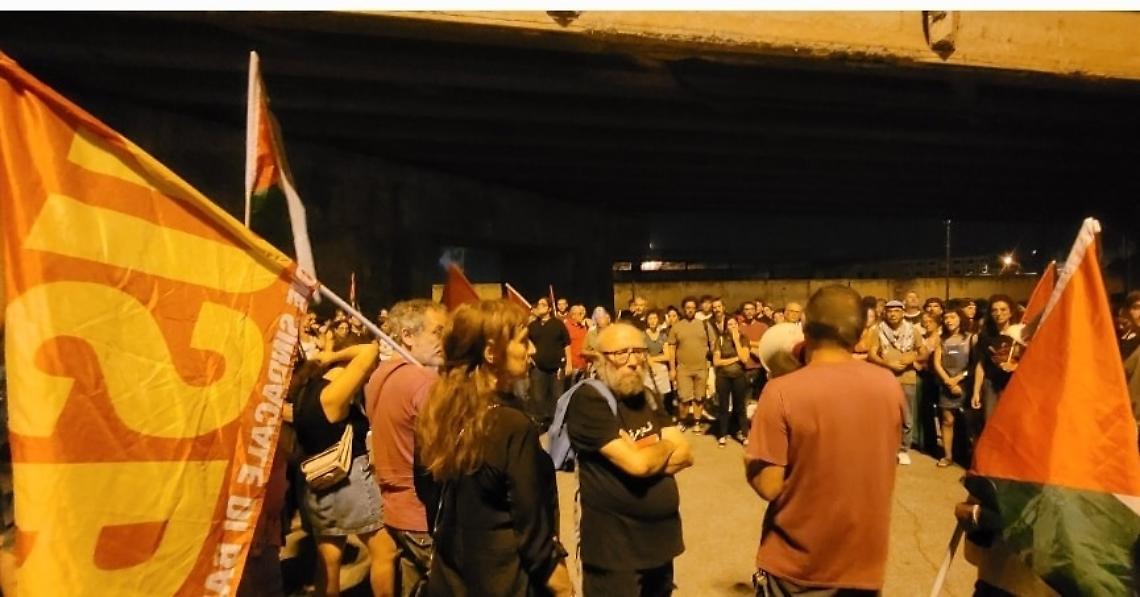 La protesta davanti l'ingresso del Porto di Taranto - foto Usb Taranto