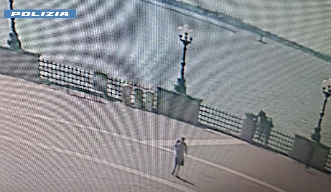 Il momento del salvataggio da parte degli agenti della Polizia di Stato di Taranto
