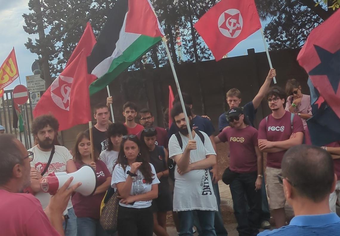 Il sit-in dell'Usb davanti alla raffineria Eni a Taranto