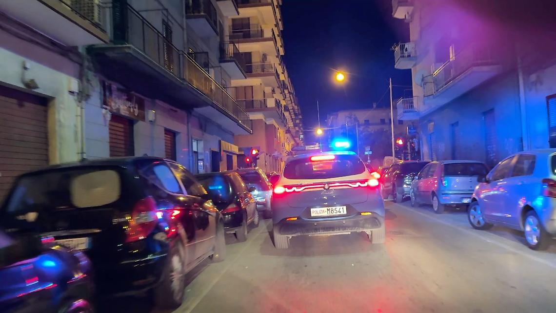 La Polizia di Stato in via Cesare Battisti dopo il ferimento - foto di Francesco Manfuso