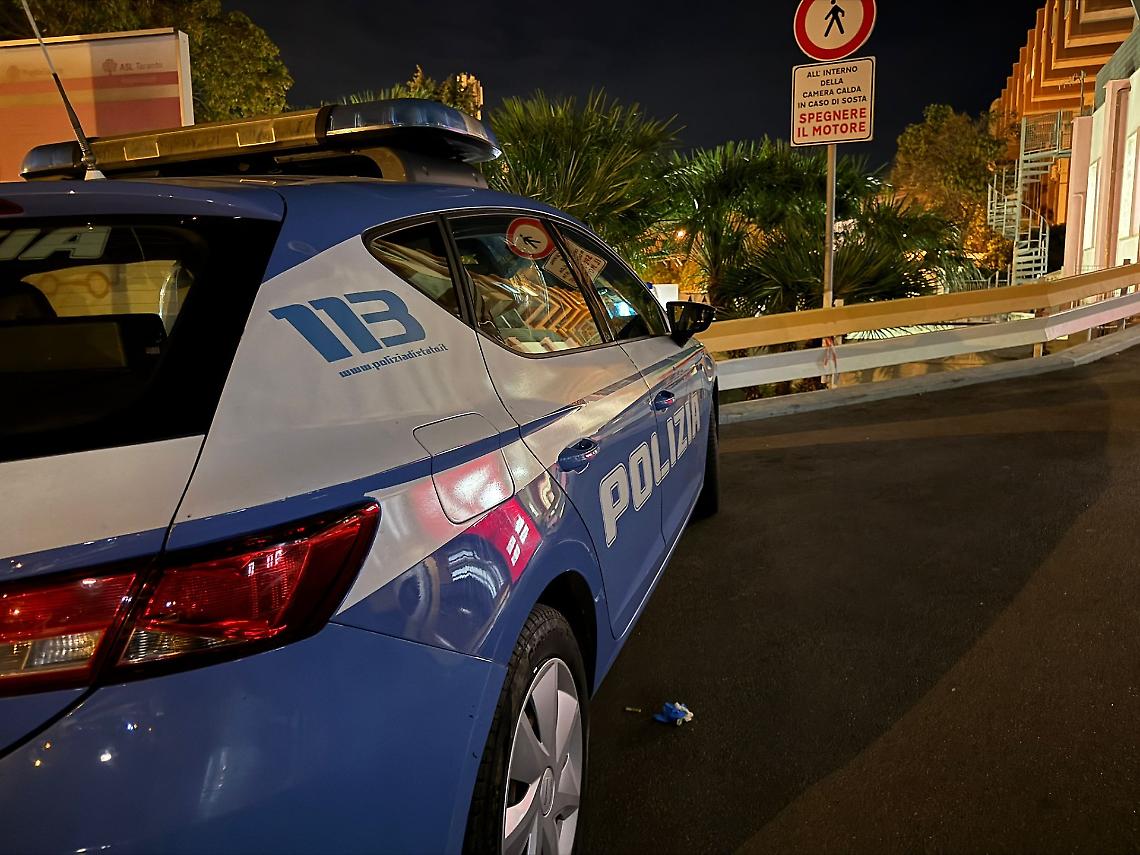 Una volante della Polizia in via Cesare Battisti - Francesco Manfuso