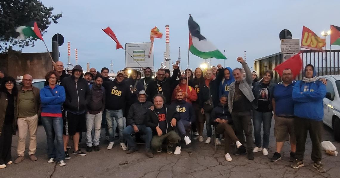 La protesta davanti ai cancelli della raffineria Eni di Taranto