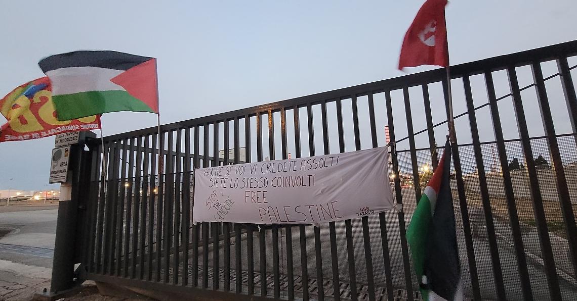 La protesta Usb davanti ai cancelli della Raffineria Eni di Taranto