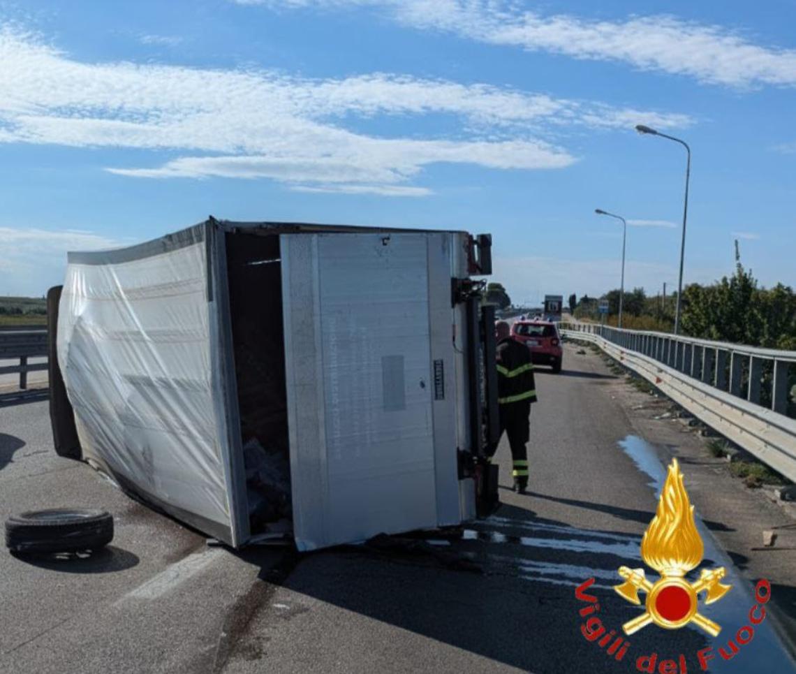 Furgone si ribalta sulla statale 16bis tra Trani e Barletta